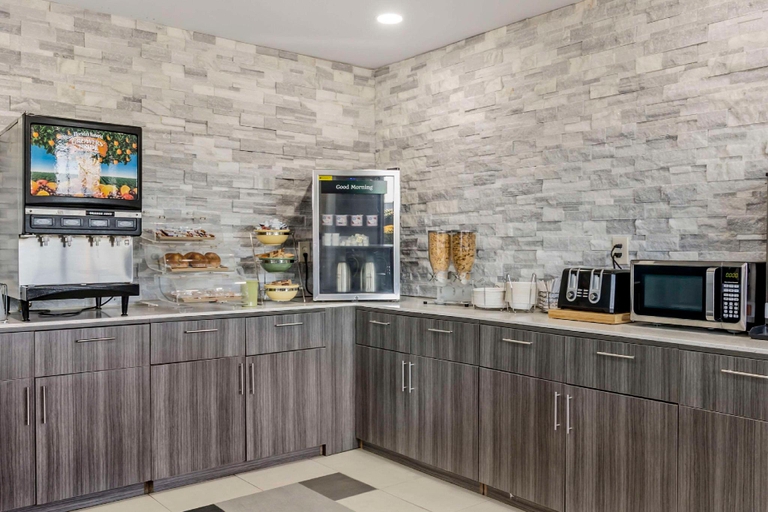 Food & Drinks 3, Quality Inn Newberry, Newberry