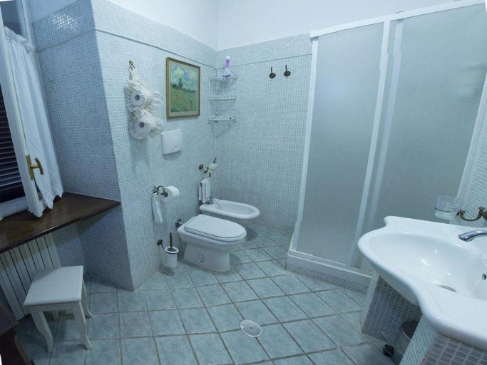 Bathroom 5, Villa Clodia, Roma