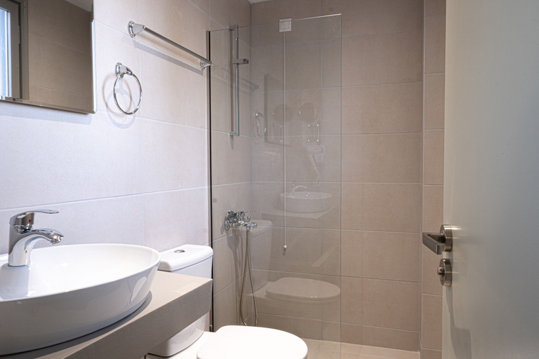 Bathroom 2, RIVIERA HOTEL, Peloponnese