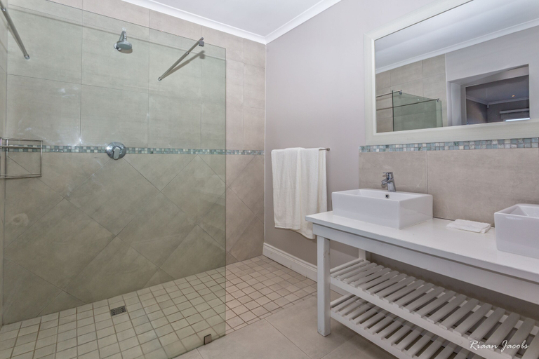 Bathroom 5, Gansbaai Seafront Holiday House: Ons C-huis, Overberg