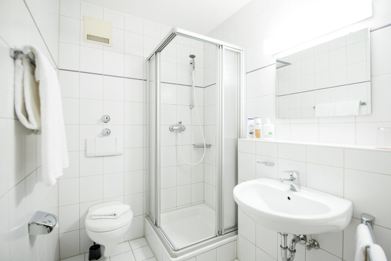 Bathroom 5, A8 Hotel im Darchinger Hof, Bed & Breakfast, Miesbach