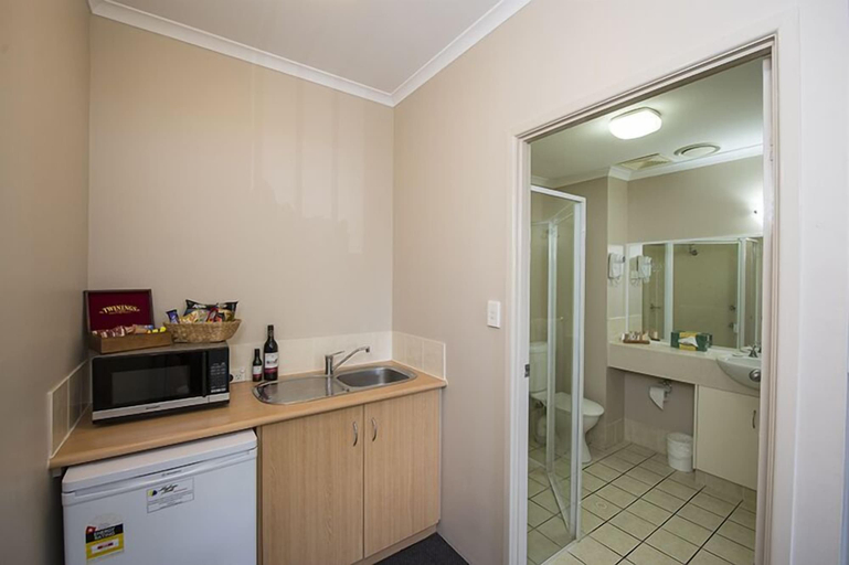 Others 5, Harbour Sails Motor Inn, Gladstone