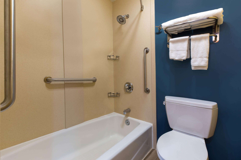 Bathroom 3, Hotel Vinea, a Travelodge by Wyndham, Sonoma