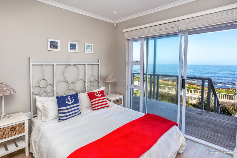 Bedroom 4, Gansbaai Seafront Holiday House: Ons C-huis, Overberg