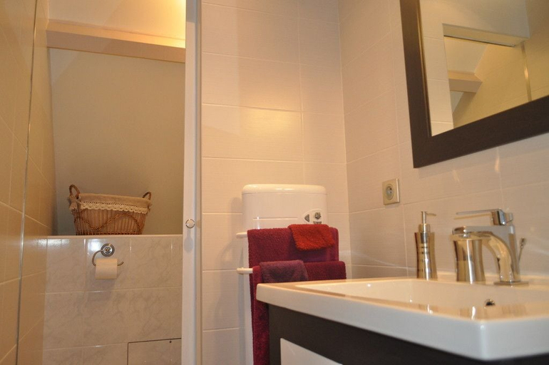 Bathroom 5, Les Acacias, Seine-et-Marne