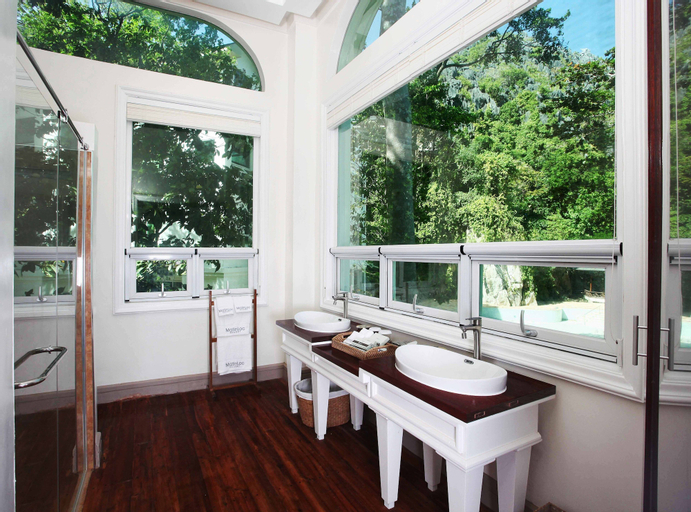 Exterior & Views 7