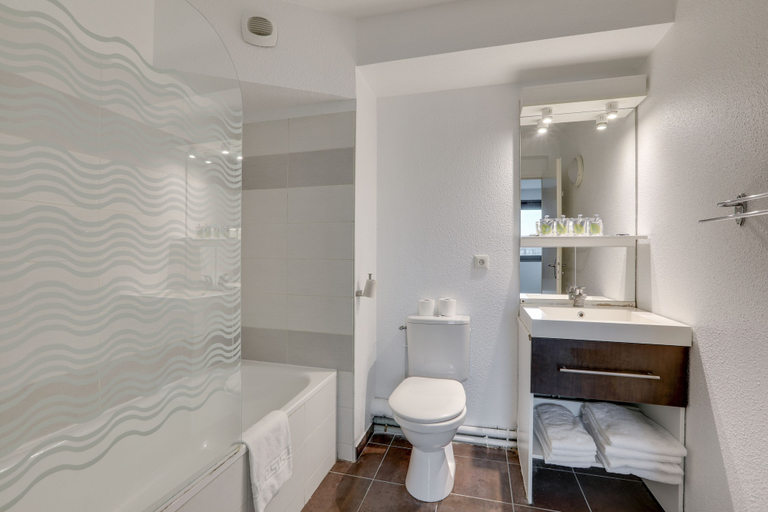Bathroom 5, All Suites Appart Hôtel | Bordeaux Lac, Gironde