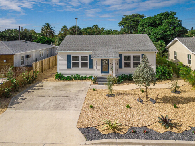 Exterior & Views, Stylish Luxury Home Near Beach & DT, Palm Beach