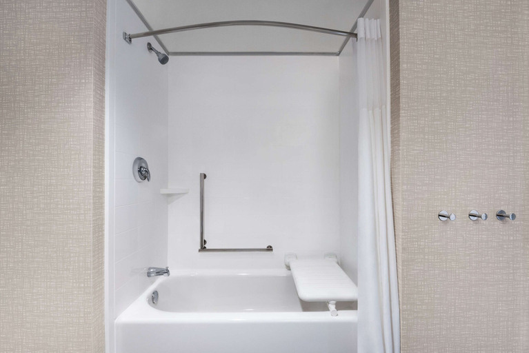 Bathroom 4, Hampton Inn & Suites by Hilton Kelowna Airport, Central Okanagan