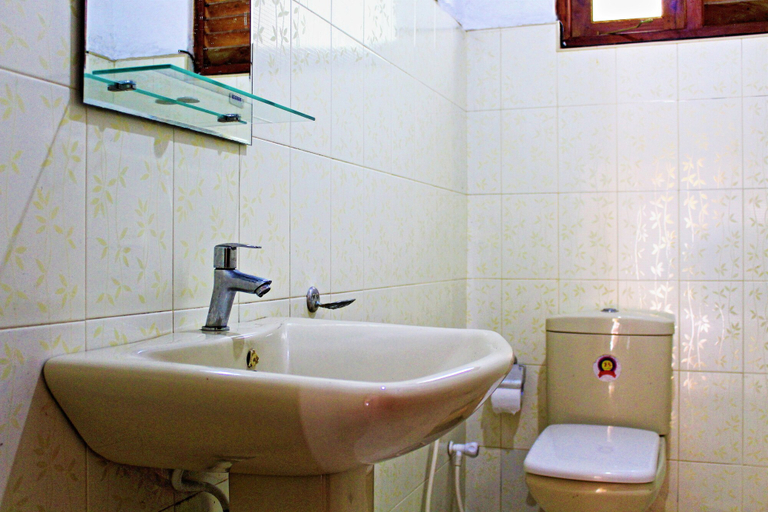 Bathroom, Riverine Cascade, K.F.G. & G. Korale