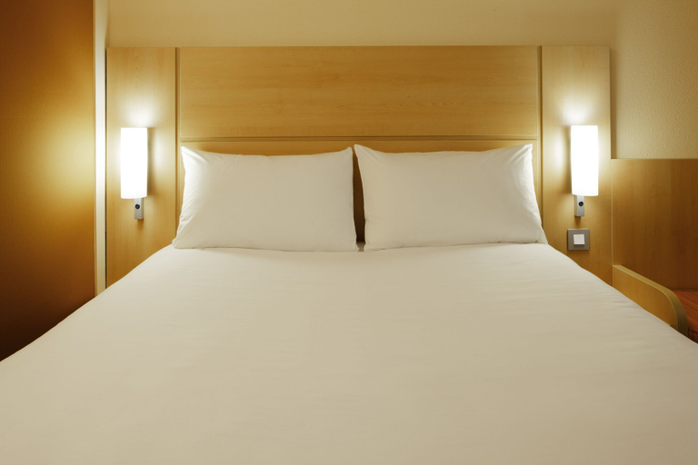 Bedroom 4, ibis London Luton Airport, Luton