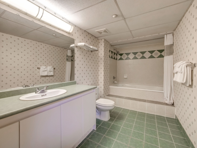 Bathroom 4, Harrison Lake Hotel, Fraser Valley