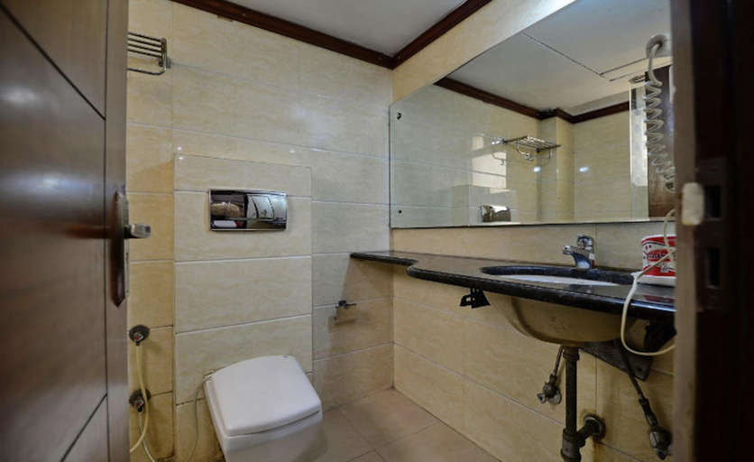 Bathroom 3, Hotel Daanish Residency, Delhi