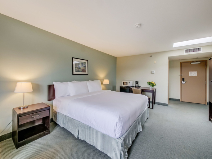 Bedroom 3, Harrison Lake Hotel, Fraser Valley