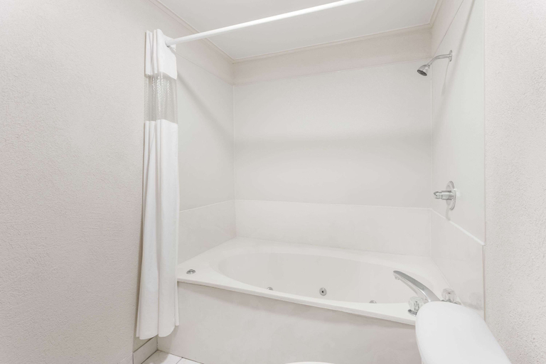 Bathroom 5, Knights Inn Franklin Ave Waco, McLennan