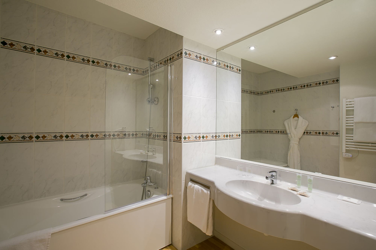 Bathroom 5, Best Western Sourceo, Landes