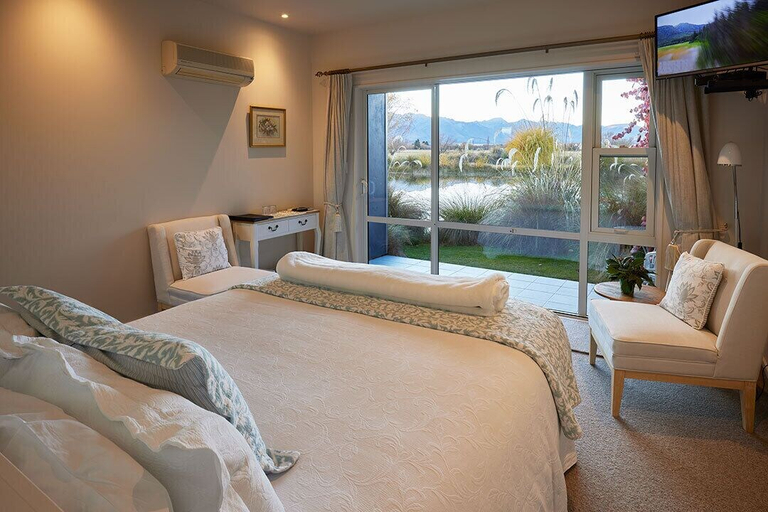 Bedroom 2, Matuka Luxury Lodge, Mackenzie