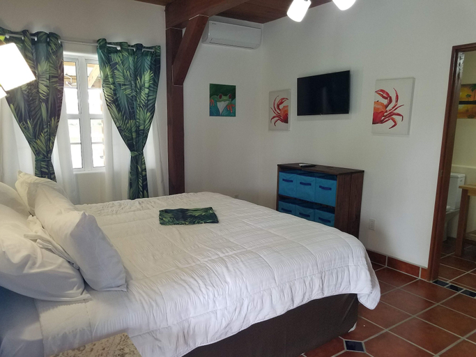 Bedroom 2, The BNB on Triggerfish Close to the airport