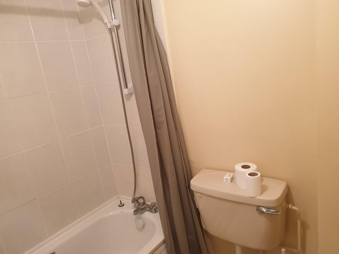Bathroom 3, Elmhurst Hotel, Wokingham