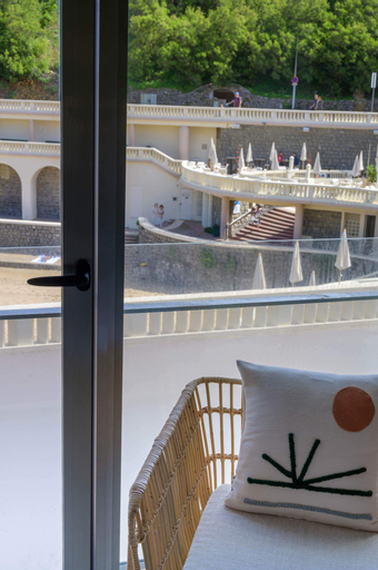 Exterior & Views 9
