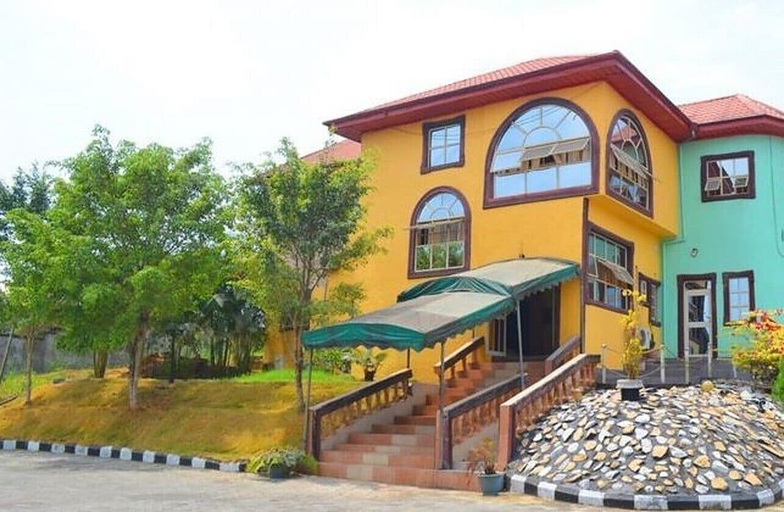 Exterior & Views