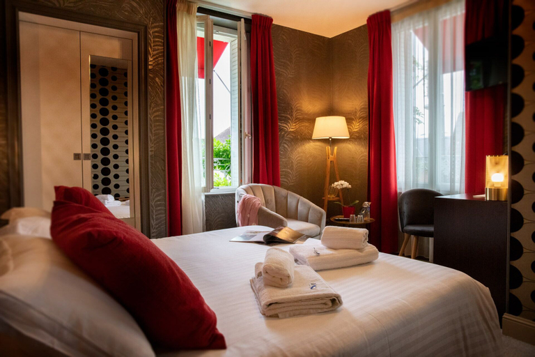 Bedroom 2, Logis Hotel La Breche - Restaurant Berthelot, Indre-et-Loire