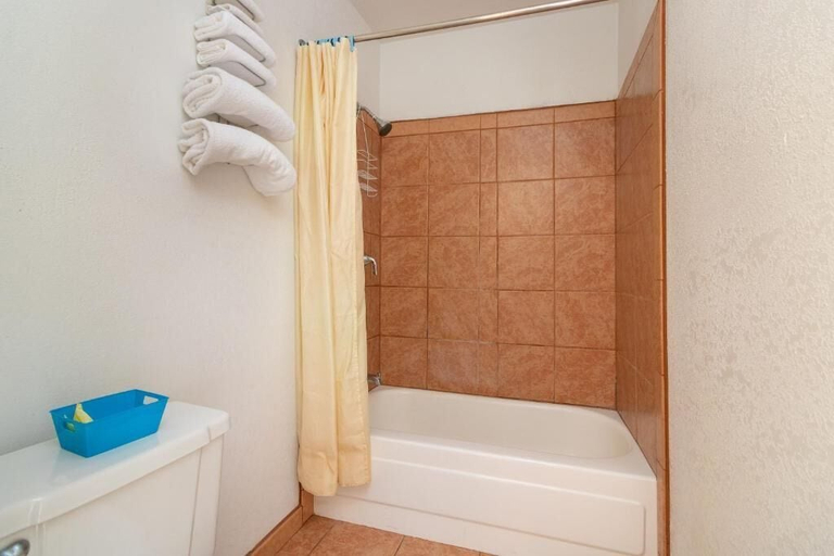 Bathroom 4, Roseburg Inn, Douglas