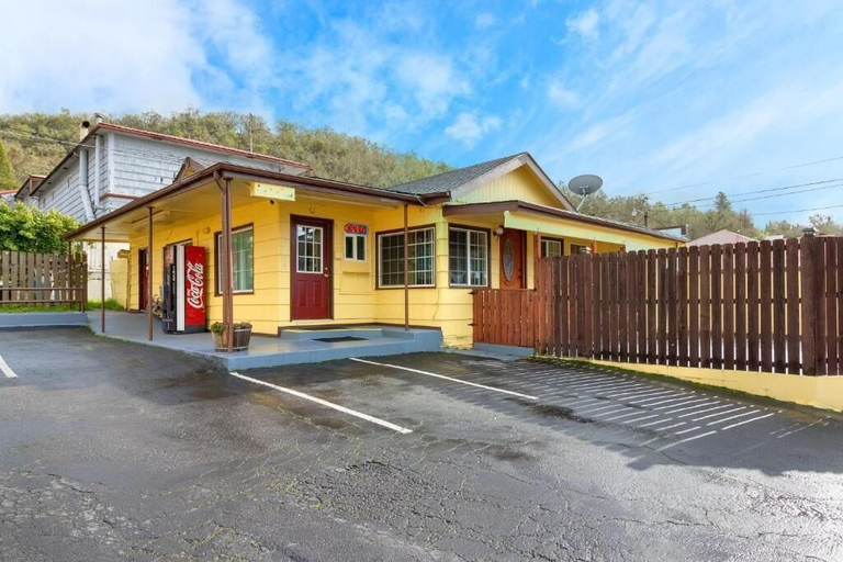 Exterior & Views 2, Roseburg Inn, Douglas