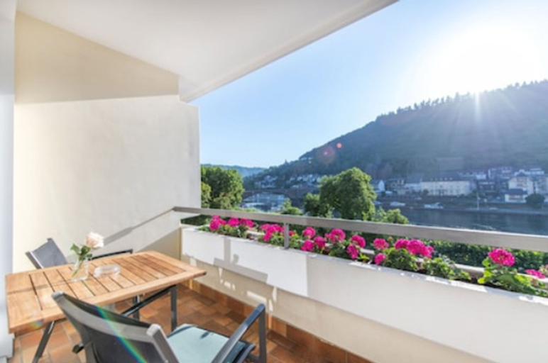 Exterior & Views 4