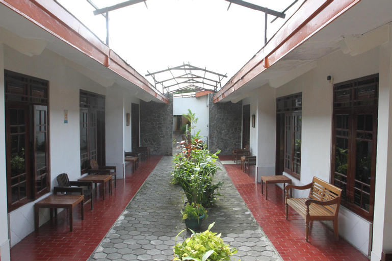 Exterior & Views 12