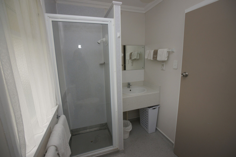 Bathroom 4, Aztec Motel, Palmerston North