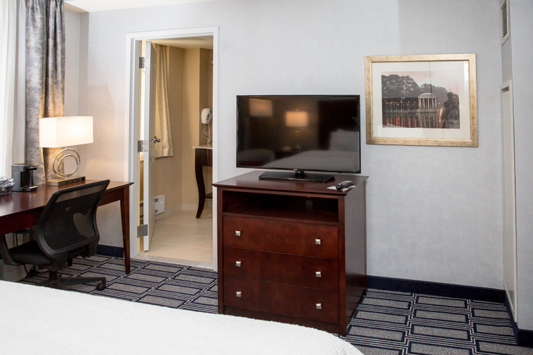 Bedroom 4, Hampton Inn & Suites Providence Downtown, Providence
