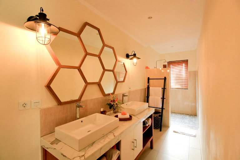 Bathroom 2, UMA LIMA 5BR -7Min Beach Access & 10Min to CANGGU, Badung