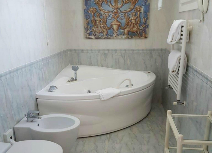 Bathroom 4, Hotel Biasutti, Venezia