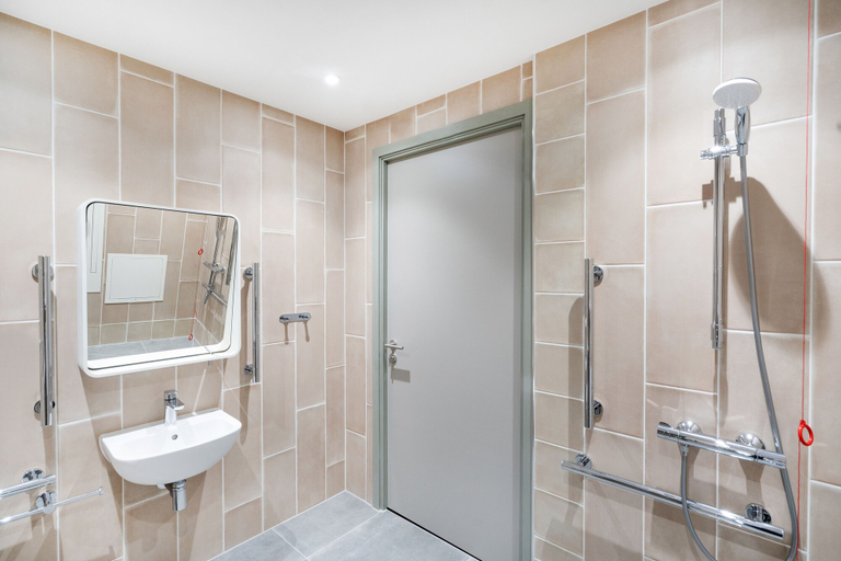Bathroom 3, Aparthotel Adagio Leicester, Leicester