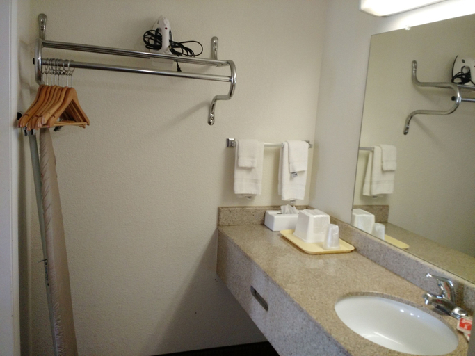 Bathroom 5, Econo Lodge Thomasville, Thomas