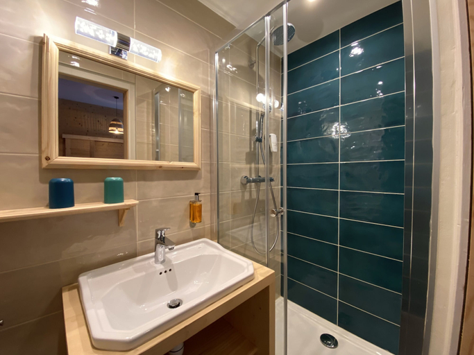 Bathroom 5, Hotel Oberland, Isère
