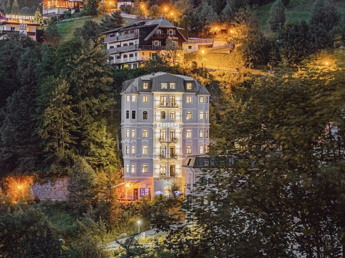 Exterior & Views