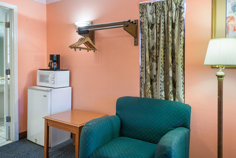Others 5, Econo Lodge Airport New Castle, New Castle