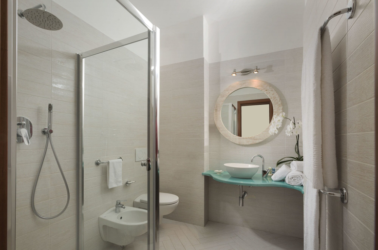 Bathroom 5, Gabbiano Azzurro Hotel & Suites, Olbia-Tempio