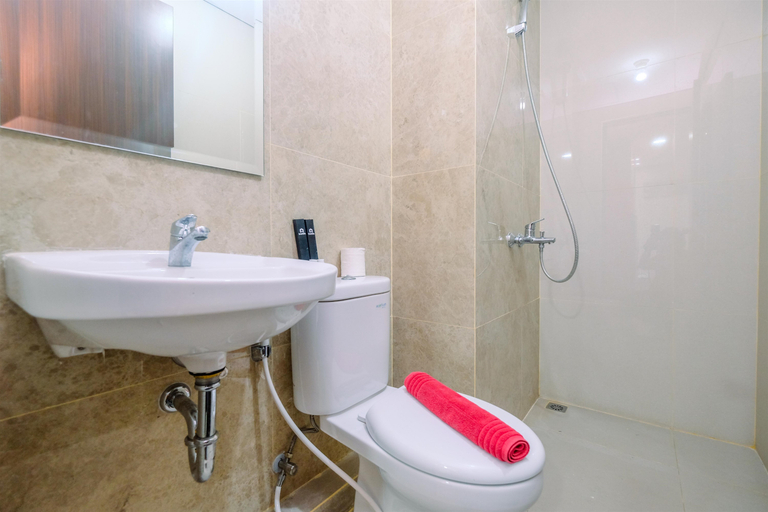 Bathroom 5, Stylish and Comfy 2BR at Transpark Cibubur Apartment By Travelio, Depok