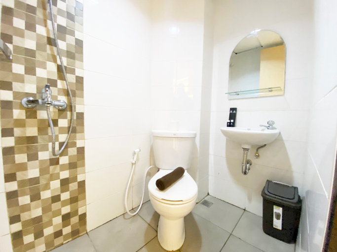 Bathroom, Fancy and Nice Studio at The Alton Apartment By Travelio, Semarang