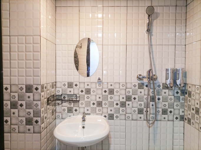 Bathroom 5, Luxurious Studio at De Prima Apartment By Travelio, Medan