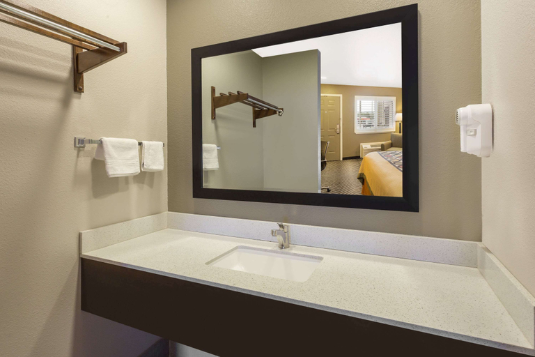 Bathroom 4, Super 8 by Wyndham Fortuna, Humboldt