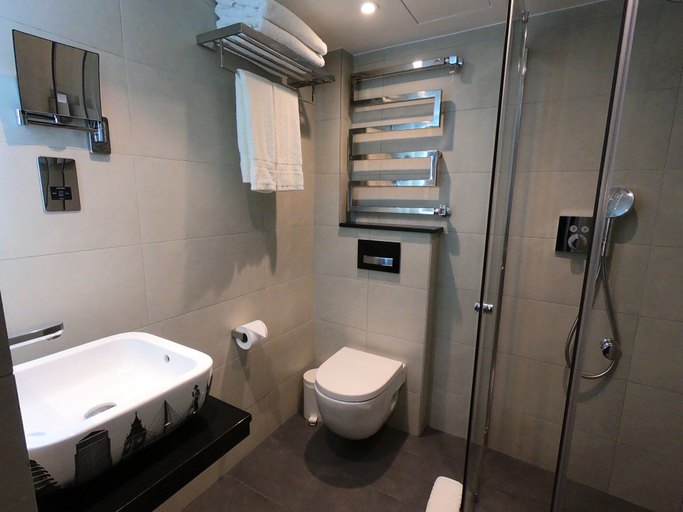 Bathroom 5, Best Western Plus Delmere Hotel, London