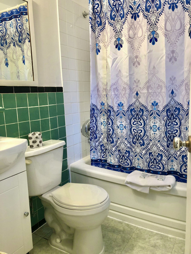 Bathroom 4, Martin's Inn, Stormont, Dundas and Glengarry