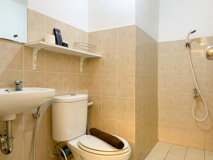 Bathroom 5, Nice Designed and Elegant 2BR at Green Bay Pluit Apartment By Travelio, Jakarta Utara