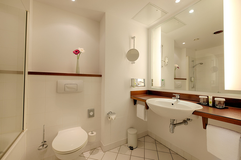 Bathroom 5, Four Points by Sheraton Offenbach Plaza, Offenbach am Main
