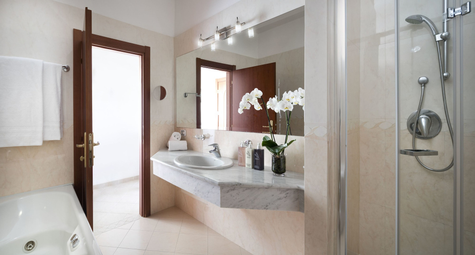 Bathroom 5, Gabbiano Azzurro Hotel & Suites, Olbia-Tempio