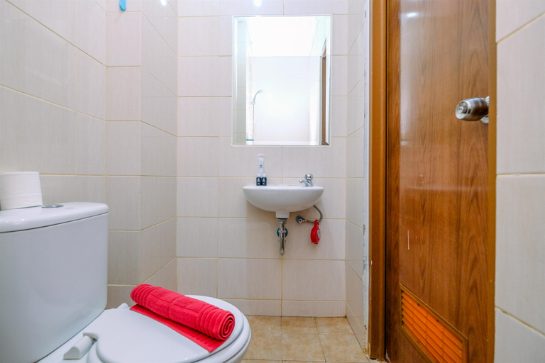 Bathroom 5, Simple and Cozy Living Studio Room Dave Apartment By Travelio, Depok